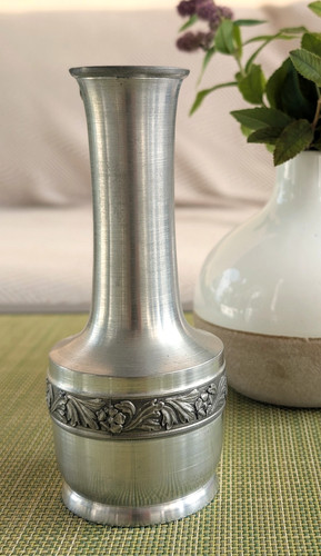 Zinn vase - /,