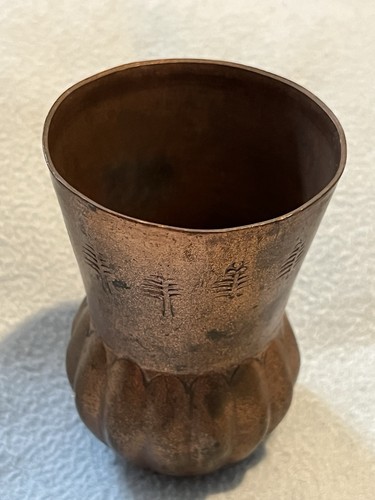 Alte kupfervase mit baumdekor - mit,