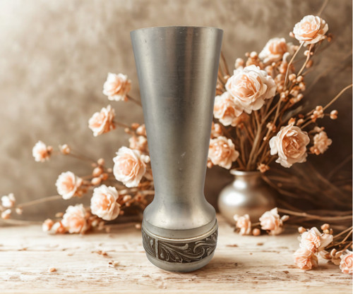 Vintage zinnvase mit relief - vintage,