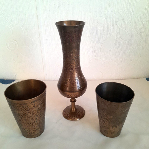 Vase mit zwei becher messing - zwei,