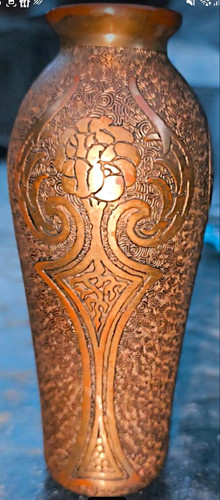 Meßingvase mit floralem
